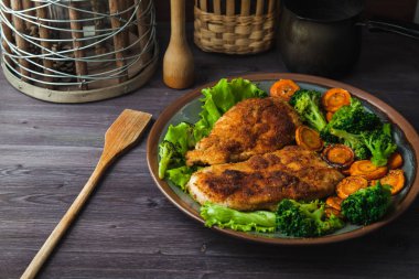 Kırıntıları bir plaka üzerinde Sebzeli tavuk biftek. Menü, restaurant konseptini. Servis