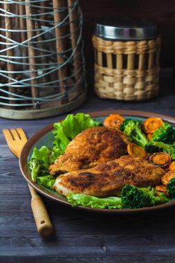 Kırıntıları bir plaka üzerinde Sebzeli tavuk biftek. Menü, restaurant konseptini. Servis