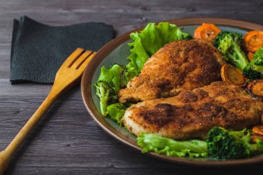 Kırıntıları bir plaka üzerinde Sebzeli tavuk biftek. Menü, restaurant konseptini. Servis