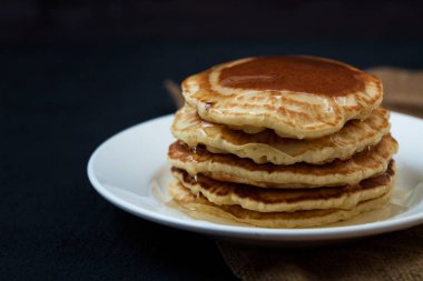 iştah açıcı krep bal karanlık bir tablo ile. Menü, Restoran tarifi kavramı. Servis