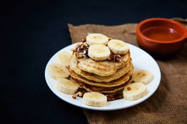 Krep fındık, bal ve muz koyu arka plan menüsü, Restoran tarifi kavramı üzerinde bir plaka ile. Servis