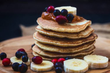 Krep muz, reçel ve çilek menü, Restoran tarifi kavramı ile. Servis
