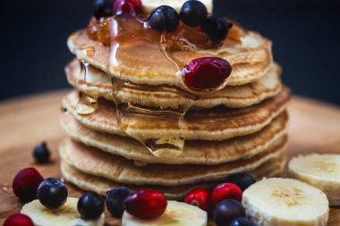 Bal, muz, reçel ve çilek menü, Restoran tarifi kavramı ile krep. Servis