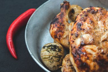 fırında patates bir tavada kızarmış tavuk. Menü, Restoran ve tarifi kavramı