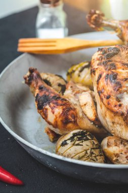 fırında patates bir tavada kızarmış tavuk. Menü, Restoran ve tarifi kavramı