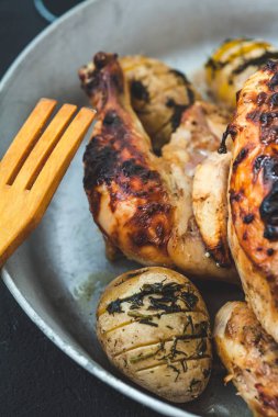 fırında patates bir tavada kızarmış tavuk. Menü, Restoran ve tarifi kavramı