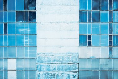 Dekoratif merdivenler ile terk edilmiş bir binada duvarına. Mavi arka plan. Tonda