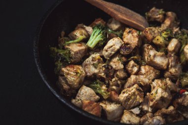 bir tavada kızartılmış sığır eti dilim. Menü Restoran tarifi kavramı .