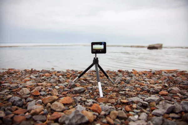 Pequena câmera de ação moderna, câmera de ação remove a vista do mar — Fotografia de Stock