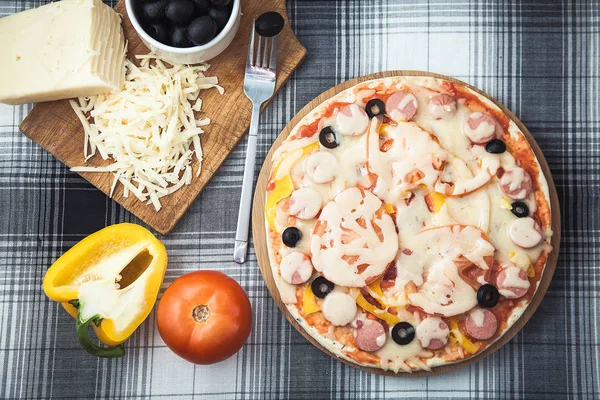 Masanın üzerine lezzetli ev yapımı pizza. Rendelenmiş peynir ve zeytin menü, Restoran tarifi kavramı. Üstten Görünüm