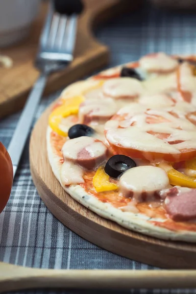 Masanın üzerine lezzetli ev yapımı pizza. Rendelenmiş peynir ve zeytin menü, Restoran tarifi kavramı — Stok fotoğraf