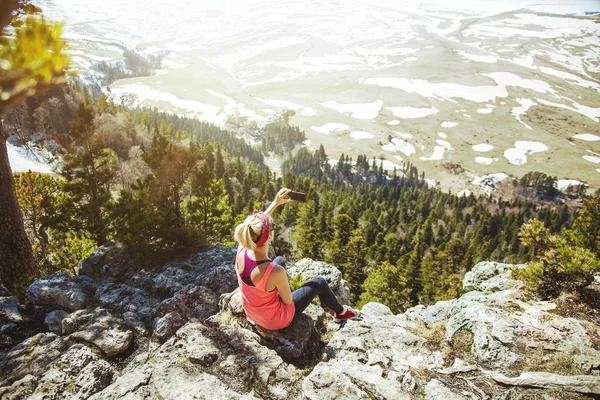 Aventura selfie mulher para smartphone no fundo das montanhas.Vista de trás do viajante turístico no fundo montanha . — Fotografia de Stock