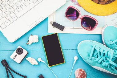 Seyahat Aksesuarları Seyahat planı, tatil, turizm kavramı seyahat Instagram seyir imge mockup havai görünümü. Üstten Görünüm