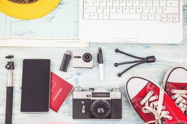 Seyahat Aksesuarları Seyahat planı, tatil, turizm kavramı seyahat Instagram seyir imge mockup havai görünümü. Üstten Görünüm.