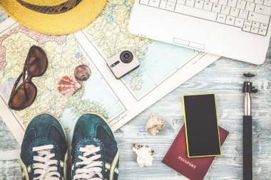 Seyahat Aksesuarları Seyahat planı, tatil, turizm kavramı seyahat Instagram seyir imge mockup havai görünümü. Üstten Görünüm.