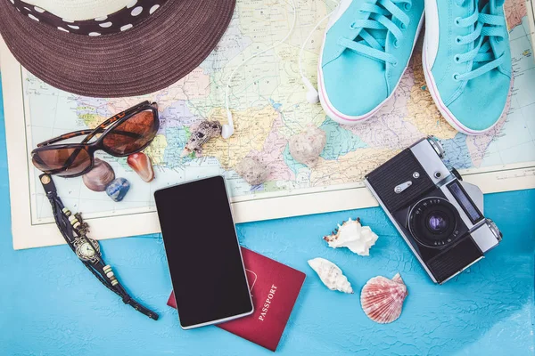 Overhead view of Traveler 's accessories Plano de viagem, férias de viagem, turismo mockup Instagram procurando imagem do conceito de viagem — Fotografia de Stock