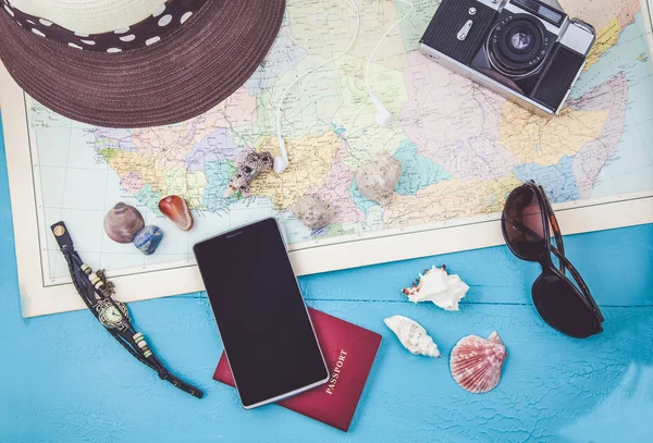 Overhead view of Traveler 's accessories Plano de viagem, férias de viagem, turismo mockup Instagram procurando imagem do conceito de viagem — Fotografia de Stock