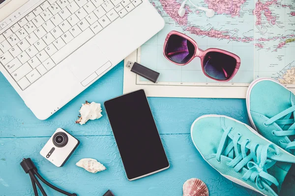 Overhead view of Traveler 's accessories Plano de viagem, férias de viagem, turismo mockup Instagram procurando imagem do conceito de viagem — Fotografia de Stock