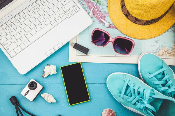 Overhead view of Traveler 's accessories Plano de viagem, férias de viagem, turismo mockup Instagram procurando imagem do conceito de viagem — Fotografia de Stock