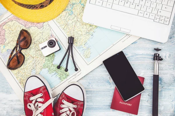 Overhead view of Traveler 's accessories Plano de viagem, férias de viagem, turismo mockup Instagram procurando imagem do conceito de viagem. Vista superior — Fotografia de Stock