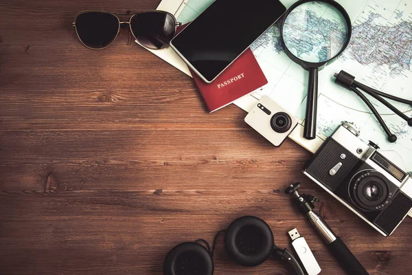 Seyahat Aksesuarları Seyahat planı, tatil, turizm kavramı seyahat Instagram seyir imge mockup havai görünümü. Üstten Görünüm.