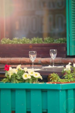 iki kadeh şarap, bir sokak kafe Restoran, Cafe konsept için. Yaz arka plan.