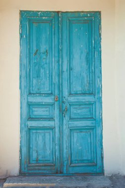 Eski bir taş duvar arka arka plan doku içinde ahşap kapı mavi.