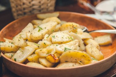 Yeşillik bir plaka ile kızarmış patates. Restoran Menü kavramı. Arka plan