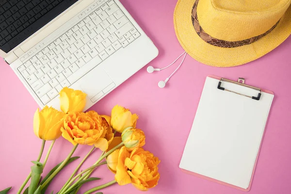 Tulipas amarelas, laptop e bloco de notas em um fundo lilás Primavera, conceito de verão Flat lay Top view Copyspace . — Fotografia de Stock