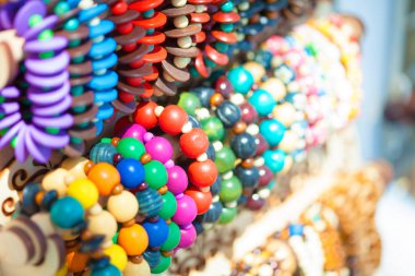 renkli parlak boncuk ve bilezikler