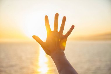 Kızlar el güneşin denizde ulaşır