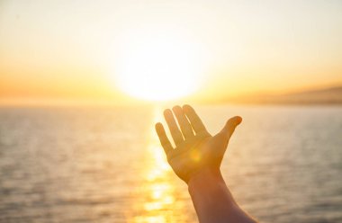 Kızlar el güneşin denizde ulaşır.