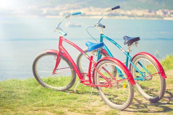 Два яскравих велосипеди на фоні моря — стокове фото
