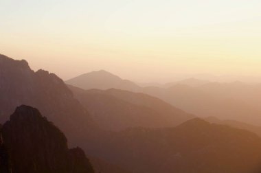 Günbatımı üzerinde sarı dağlar, Huangshan, Çin