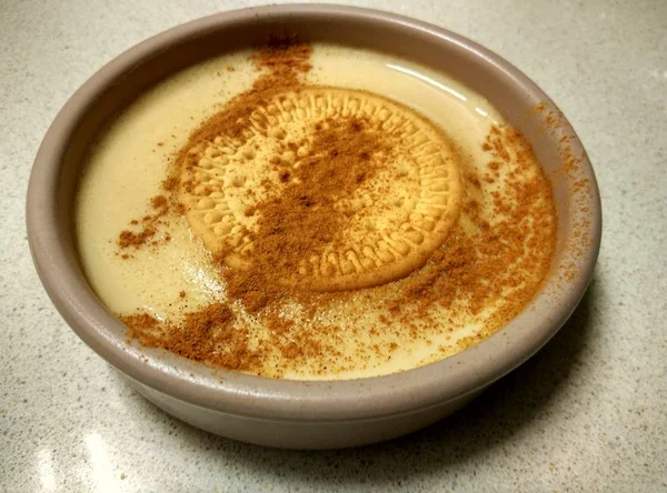 Kremalı bisküvi ile bir kase