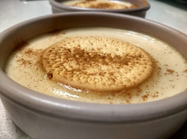 Kremalı bisküvi ile bir kase