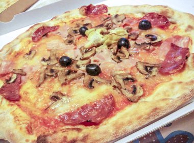 Pizza capricciosa bir tepsi