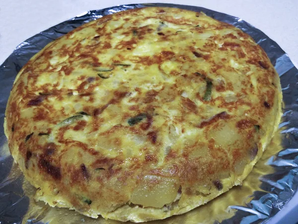 İspanyol omleti bir tabak üzerinde