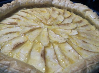 Elmalı turta (doldurulmuş pasta yemek)