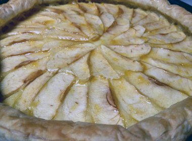 Elmalı turta (doldurulmuş pasta yemek)