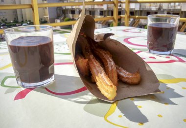 İspanyol churros sıcak çikolata ile.