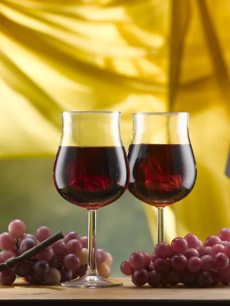 Bicchieri Stelo Vino Rosso Servito Con Uva — Foto Stock