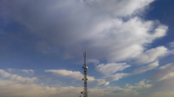 Fernsehturm Gegen Wolkenverhangenen Himmel — Stockfoto