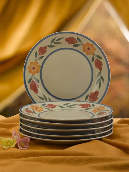 Ceramic Hand Painted Flat Plates Floral Decoration Empty Piled Buffet — Stock Photo, Image