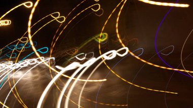 Renkli arka plan. Uzun pozlama ile ateş.