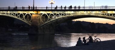 Günbatımı zamanı Seville Triana Köprüsü, İspanya
