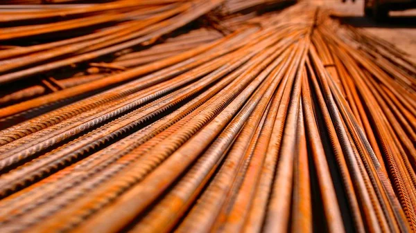 Paslı inşaat çelik barlar yere kadar kapatın