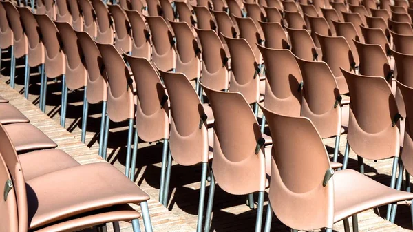 Satır arka planda açık hava konser salonu koltuklarda