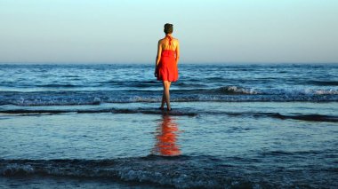 Genç kadın okyanus kıyılarında Tavira, Portekiz izlerken
