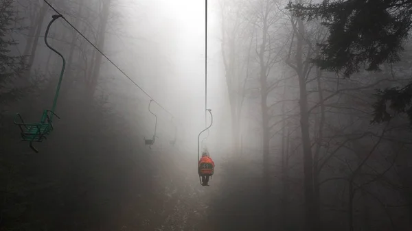 Personnes Sur Télésiège Montagne Par Temps Brumeux — Photo